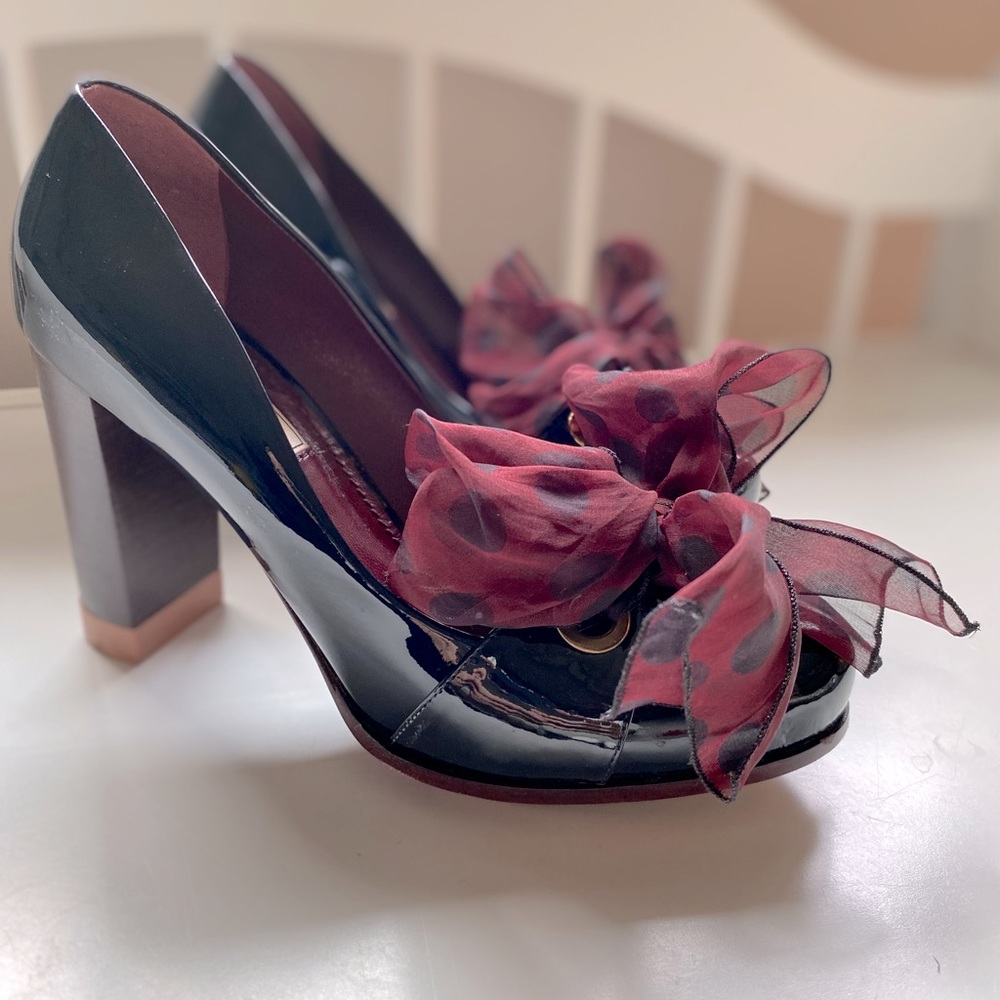 Nina Ricci navy patent leather high heel with burgundy bow